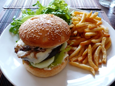 カフェ・バーン・ワット・セーンのチーズバーガー カフェ・バーン・ワット・セーンのチーズバーガー
